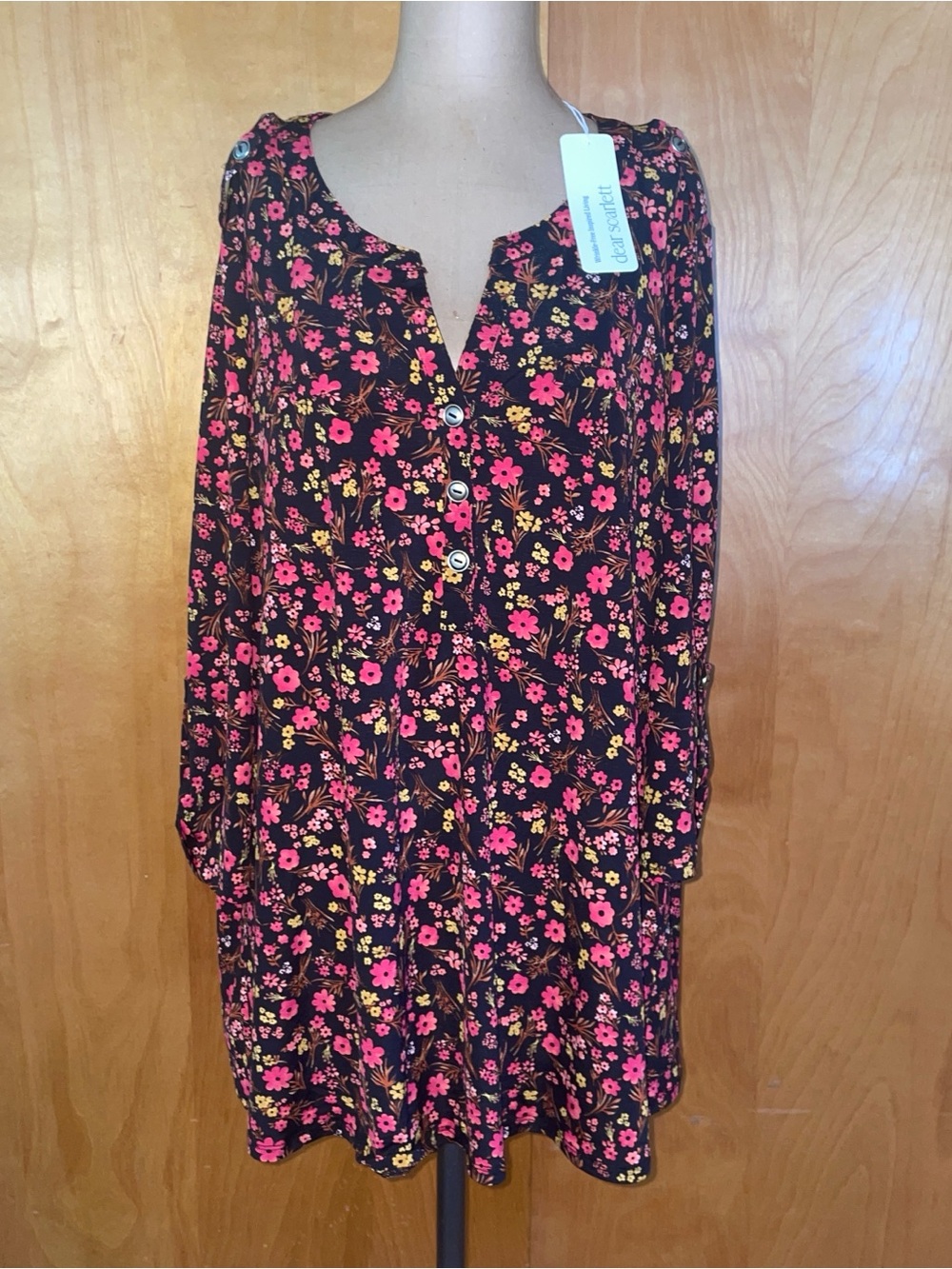 Dear Scarlett Floral blouse -stretchy -NWT -tab sleeves